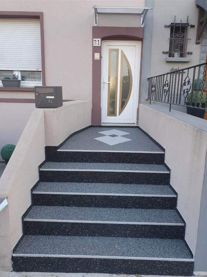 Escalier extérieur revêtu d'un tapis de pierre Nancy